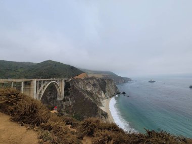 Gündüz vakti Kaliforniya 'daki Bixby Creek Köprüsü' nün güzel bir görüntüsü.