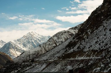 Ama Dablam Dağı 'nın panoramik manzarası Everest ana kampı, Khumbu vadisi, Sagarmatha ulusal parkı, Everest bölgesi yolunda güzel bir gökyüzü.