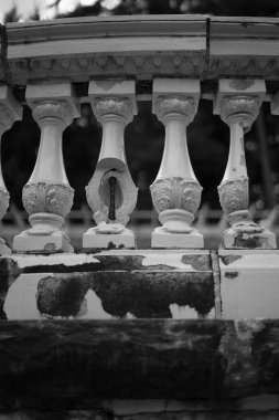 Bir balkon korkuluğunun gri tonlu görüntüsü.