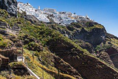 Santorini 'nin kayalıklarının manzaralı manzarası ve Fira' nın teleferiği Yunanistan 'dan çekilen beyaz binalar