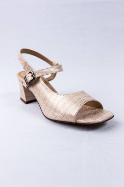 beyaz zemin üzerinde ayakkabı