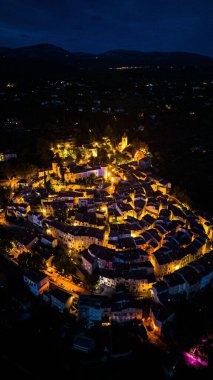 Gece şehir binalarının insansız hava aracı görüntüsü