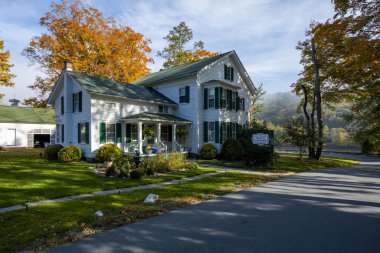 Lackawaxen 'daki Delaware Nehri' ndeki Roebling Inn Pansiyonu 'nun güzel bir manzarası.