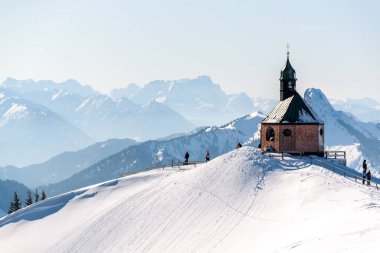 Almanya 'nın Rottach-Egern şehrinde bulunan Wallberg Kilisesi.