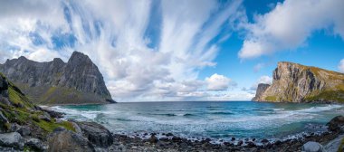 Ryten kayalıklarının panoramik görüntüsü Kvalvika plajında yükseliyor, Lofoten Adaları, Norveç mavi gökyüzü