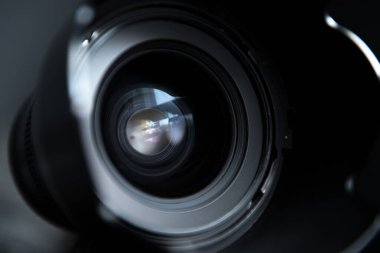 Modern siyah kamera merceğindeki detayların yakın çekimi.