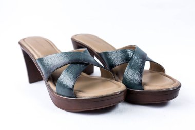 beyaz zemin üzerinde ayakkabı