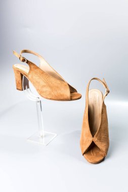 beyaz zemin üzerinde ayakkabı