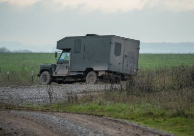 Ordu, Wiltshire İngiltere 'deki bir askeri tatbikatta çamurlu yolda ilerleyen tıbbi yardım hafif araç dönüştürdü.