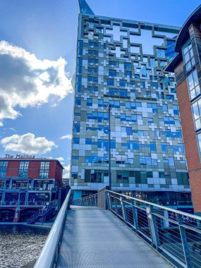 Arkasında posta kutusu ve küp binalar olan metal köprünün dikey görüntüsü. Birmingham..