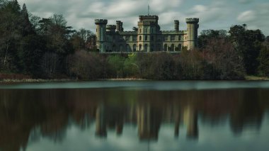 Doğu Şatosu 'nun uzun pozlu bir görüntüsü göl sularına yansıdı mavi gökyüzüne karşı.