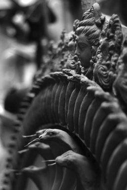 Heykelin detaylarının gri tonlu görünümü