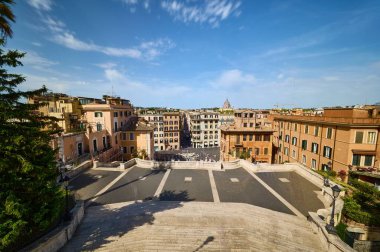 Arka planda bulutlu mavi gökyüzü olan İspanya Meydanı, Roma, İtalya