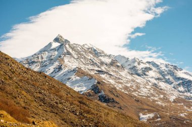 Ama Dablam Dağı 'nın panoramik manzarası Everest ana kampı, Khumbu vadisi, Sagarmatha ulusal parkı, Everest bölgesi yolunda güzel bir gökyüzü.