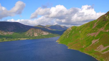 Yeşil tepeler ve Ennerdale Gölü, Göl Bölgesi, Cumbria, İngiltere, Havacılık