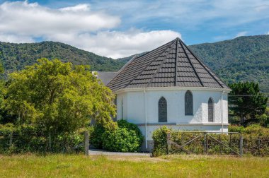 Batı Gölü Yolu 'ndaki Wairongomai' deki All Saints Kilisesi Yeni Zelanda 'daki bitki örtüsüyle çevrili.