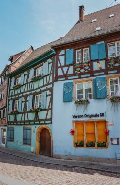 Fransa 'nın Alsace kentindeki Colmar sokaklarındaki mavi evlerin dikey görüntüsü.
