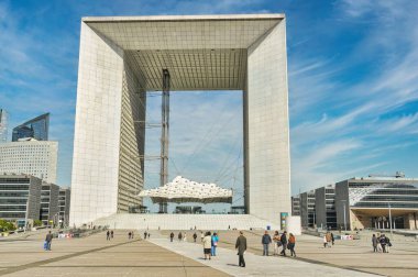 Paris, Fransa 'da güzel mimarisi olan modern binaların manzarası.