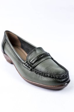 beyaz zemin üzerinde ayakkabı