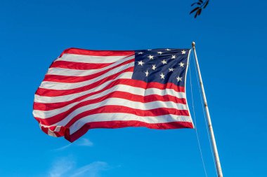 Güneşli bir günde, Amerika Birleşik Devletleri bayrağının alçak açılı yakın plan çekimi.