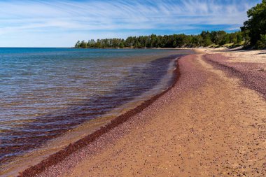 Keweenaw yarımadasında yeşillikle kaplı Great Sand Lake Superior 'un manzarası, Michigan