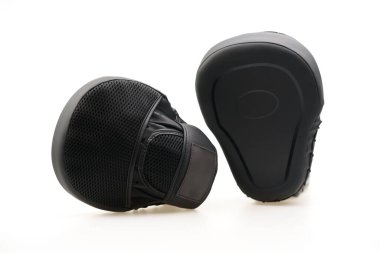 Beyaz arka planda izole edilmiş bir çift siyah boks pedi.