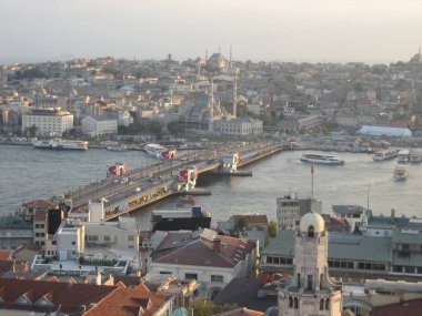İstanbul, Türkiye 'nin gün batımında İstanbul Boğazı' ndaki şehir manzarası nefes kesici, şehrin üzerinde güzel bir güneş ışığı var.