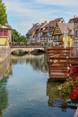 Fransa 'nın Alsace kentindeki Colmar şehir merkezindeki Kanal' ın dikey görüntüsü