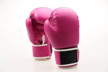 Beyaz arka planda izole edilmiş pembe boks eldivenlerinin yakın plan çekimi.
