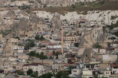 Güneşli bir günde, Türkiye 'nin başkenti Kapadokya' daki Güvercin Vadisi 'nde Uchisar kasabasının güzel bir manzarası var.