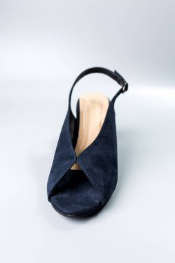 beyaz zemin üzerinde ayakkabı