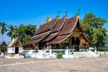 Luang Phrabang, Laos 'taki Wat Xiengthong tapınağının güzel mimarisinin manzarası.
