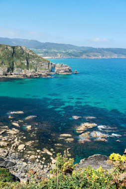 Yeşil uçurumlarla çevrili göl manzarası