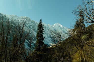 Ama Dablam Dağı 'nın panoramik manzarası Everest ana kampı, Khumbu vadisi, Sagarmatha ulusal parkı, Everest bölgesi yolunda güzel bir gökyüzü.