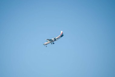 Gün içinde Wiltshire İngiltere 'ye inecek hafif bir uçak.