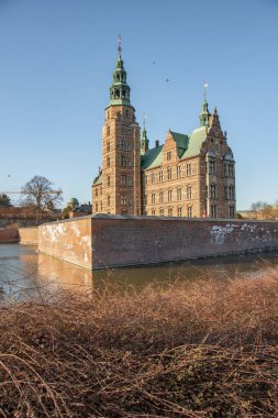 Kopenhag, Danimarka 'daki Rosenborg şatosunun güzel mimarisinin dikey çekimi.
