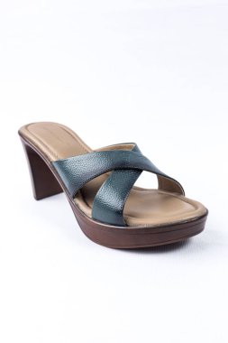 beyaz zemin üzerinde ayakkabı