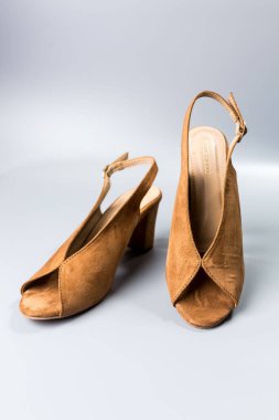 beyaz zemin üzerinde ayakkabı