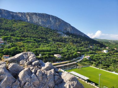 Hırvatistan 'daki Klis Kalesi' nden yeşilliklerle kaplı bir arazi manzarası