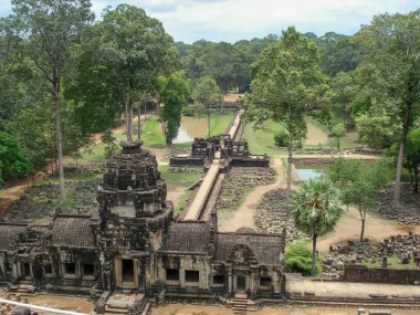 Angkor Wat, Kamboçya 'da ağaçlarla çevrili bir tapınağın yüksek açılı görüntüsü.