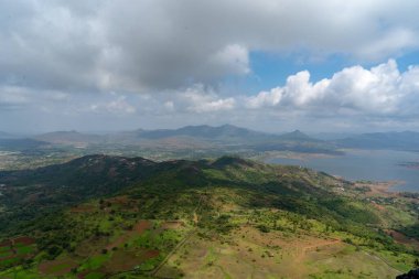 Kırsal bir bölgenin ve yazın tepeler boyunca akan bir nehrin havadan çekilmiş görüntüsü.