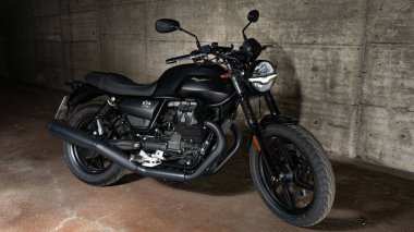 Siyah bir Moto Guzzi V7 Stone E5 Ruvido Braunschweig şehrindeki bir garaja park etmiş.