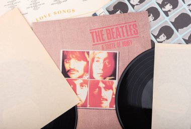 Çalma listesi ve grup üyelerinin resimleriyle Beatles müzik albümlerinin ve vinil plakların üst görüntüsü