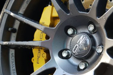 Porshe marka OZ Ultraleggera Rim 'in sekiz pistonlu fren sistemi olan bir tekerinin yakın çekimi.