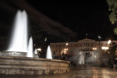 Yunanistan 'da gece vakti fıskiyeli Syntagma Meydanı manzarası
