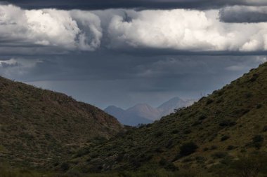 Arizona çölünün üzerinde fırtınalı bulutlu bir gökyüzü