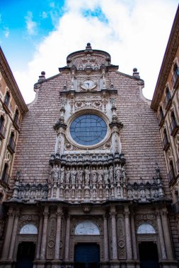 Santa Maria de Montserrat Manastırı 'nın ön cephesinin dikey görüntüsü.