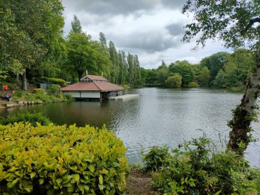 İngiltere 'de bulutlu bir günde Walsall Botanik Parkı' nın güzel bir manzarası..