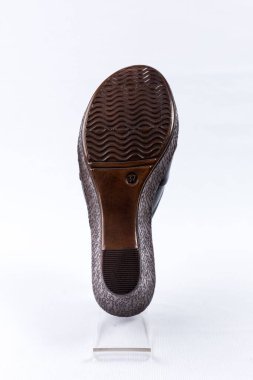 beyaz zemin üzerinde ayakkabı