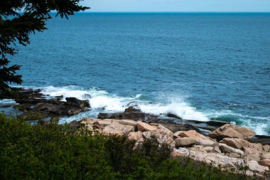 Deniz dalgaları Amerika Birleşik Devletleri 'nin Maine eyaletindeki Acadia Ulusal Parkı' ndaki Desert Beach 'te kıyıya vuruyor.